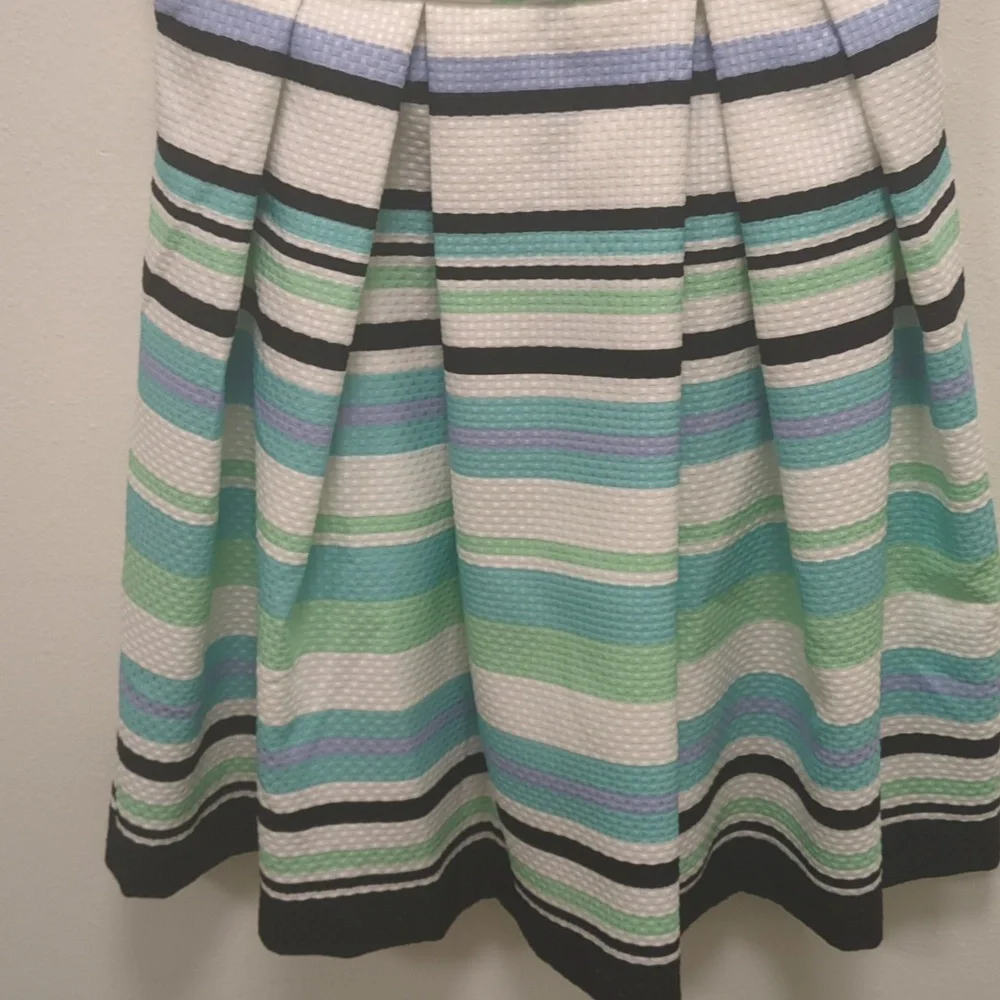 Chic Danny & Nicole Effortless Knee-Length Dress - Cut Out - Pleated  8 Petite - Picture 2 of 14